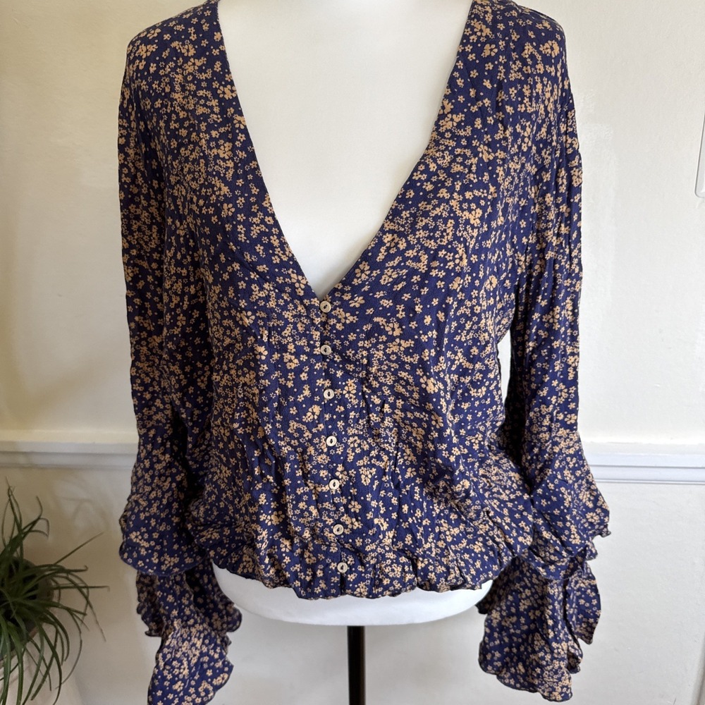 FREE PEOPLE Ditsy Floral dramatical ruffle long sleeves women M blue top shirt